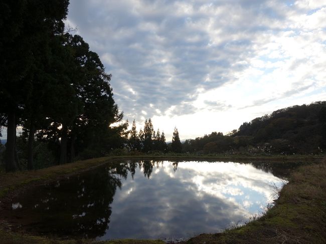 新潟に一泊旅行しました。<br />9月にも行ったばかりなのだけど、良かったからまた同じような場所ばかり再訪です。<br />なにより、有効期限が迫ってるANA旅行券があって、それを消費しなければならないのが最大の目的。<br />「ANAクラウンプラザ新潟」のディナーバイキングがなかなかお得でいいので、晩御飯を食べに行きます。<br />9月は高い宿泊プランしか無かったから泊まらなかったけど、今回はリーズナブルなプランがあったので、宿泊もクラウンプラザにしました。<br />