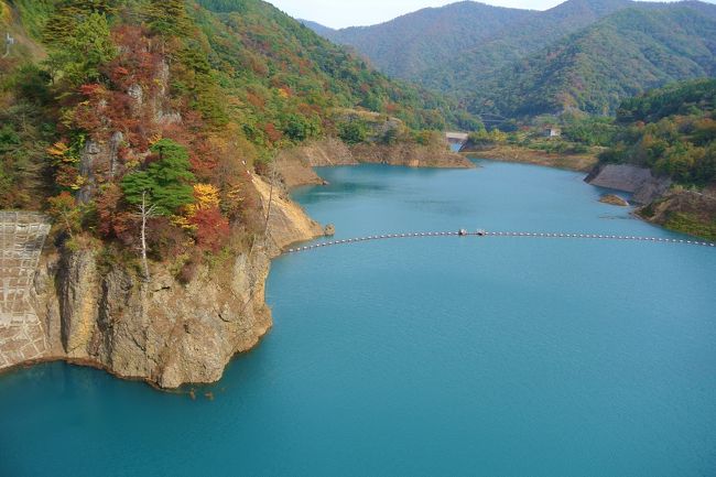 2日目は、チェックアウトの時間まで宿の周辺にある日向見薬師の足湯や、国の重要文化財に指定されている真田信之の武運長久を祈って建立された日向見薬師堂、四万川ダム、奥四万湖を見て周りました。<br />美しすぎる湖の色や色づき始めた山々の景色などの自然を存分に堪能できた旅となりました。<br /><br />＜前編の旅行記＞<br />四万温泉リフレッシュひとり旅【前編】　～温泉街の散歩と木の香りと貸切風呂の新しい宿 ひなたみ館～<br />http://4travel.jp/travelogue/11183693<br /><br />