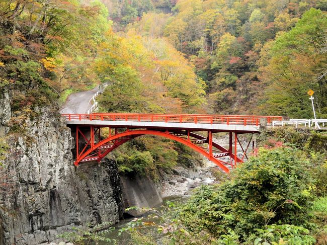 信越秋山郷の紅葉・・津南町の見玉公園と猿飛橋、見倉橋、前倉橋、蛇淵の滝をめぐります。