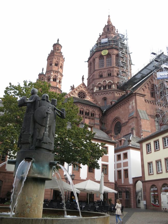 2016年9月19日（月）Mainz　マインツ　の街並みを散策♪<br />毎回旅行記をアップする時に悩むことが･･･<br />どの写真を表紙にするか･･･<br />たくさん写真を撮るしどれも表紙にしたいものばかり。<br />今回は大聖堂と噴水のコラボレーション!(^^)!<br /><br />ここからの眺めがお気に入りです。<br /><br />マインツの街も色々様変わりしています。<br />お気に入りのショップが閉店してしまったり･･･<br />日本食の「にこにこ食堂」もお店が変わってしまっていました（涙）<br />