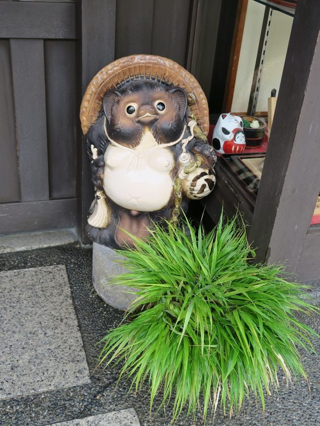 岡山空港から倉敷に入り広島から帰ってくるプランで<br />泊まりは連泊してゆっくりしたい＋温泉必須となると<br />場所は限られてきます。<br />時間もなく、宿は価格で決めて、<br />「きっとこの値段なら設備も泉質もいいだろう！」と<br />思っていたのですが、そうはうまくいかないもので。<br />2016年8月、仕事も旅も裏切られることに。<br /><br />湯原は自然豊かな場所ですが、東北の良泉を知っている関東人には<br />イマイチなお湯でした。。。<br /><br /><br />我が家ではたぬきがブーム<br />おたぬき様鑑賞の旅としては成功。<br />