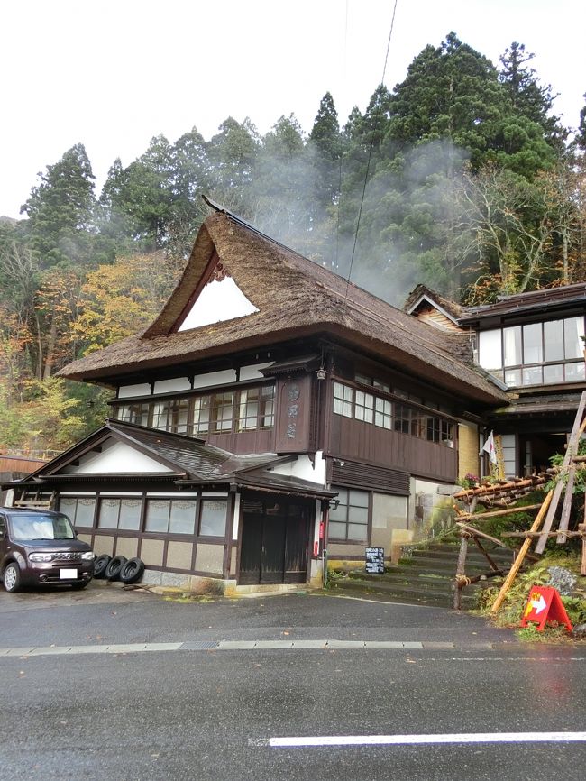 母を伴い、米沢に行って参りました。<br />１日目の米沢市内観光を終えた私たちは、白布温泉で唯一かやぶき屋根の建物が残る「西屋」に泊まりました。<br />（かつてはかやぶき屋根の旅館が３軒連なっておりましたが、他の「東屋」と「中屋」は2000年3月25日に焼失しました。）<br />その模様をお伝えします。