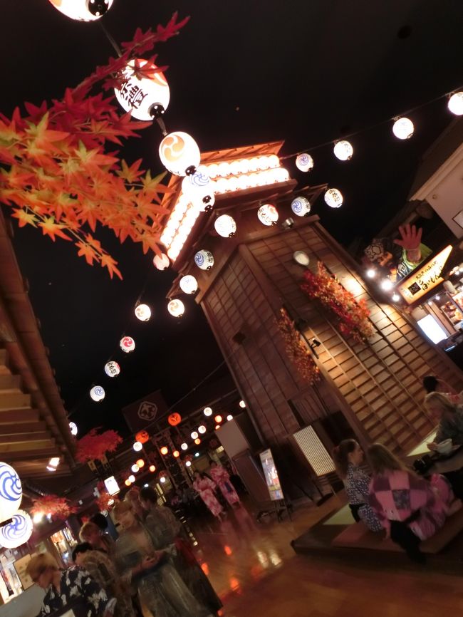 2年ぶりにUSJへ行ってきました。<br />2003年、2014年に続き3回目の訪問です。<br /><br /><br /><br />今回の動機・目的は、<br /><br />・前回10年ぶりにUSJに行ったら、また行きたくなってしまった!!<br />・初めてのUSJハロウィン(だけどハロウィンアトラクションはあまり興味ない)!!<br />・アメリカのユニバーサルスタジオ(LA)に一緒に行った友達と、日本のUSJにも行く!!<br />・ハリーポッターエリアで、ハリーポッターローブを着て歩き回る!!<br />・前泊を調べたら大江戸温泉がお安かったので、ついでに楽しむ!!<br />・スヌーピーのハロウィングッズを購入(母からのおつかい)<br /><br />などなど。<br /><br /><br /><br /><br /><br />今回は、大学時代の友人Iちゃんとの二人旅。<br /><br />Iちゃんは以前LAに住んでいたことがあり、現地のUSに一緒に遊びに行ったことがあります。が、USJは初めて! 私もハロウィンシーズンに行くのは初めてなのでわっくわくです。<br /><br /><br />2人ともUSJに自体あまり行った事がないので、ハロウィンアトラクションよりも、普通のアトラクションに興味があり、そちらがメインです。<br /><br />私はハロウィンの雰囲気が味わえて、お土産が買えて、噂のゾンビに会えればそれでOK! Iちゃんはフライングダイナソーとハリウッドドリーム、スパイダーマンとジョーズに乗れたらOK! <br /><br />今回はワンデーパスの他、エクスプレスパス4を購入しました。<br /><br />そんな二人のUSJ旅です。<br /><br /><br /><br /><br />-----------------------------------------------------<br /><br /><br /><br />【1日目】<br /><br />・仕事帰りに集合。東京駅から出ている無料バスにて大江戸温泉へ<br /><br />・大江戸温泉前泊<br /><br /><br /><br /><br />------------------------------------------------------------------<br /><br /><br /><br />【全行程】<br /><br /><br />~1日目~<br /><br />・大江戸温泉で前泊<br /><br /><br />~2日目~<br /><br />・飛行機で羽田から大阪へ<br />・USJを満喫<br /><br /><br />~3日目~<br /><br />・飛行機で大阪から羽田へ<br />・解散~♪