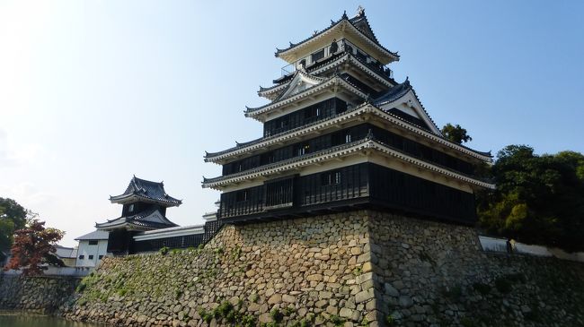 週間天気予報を見ていると、来週の土日の天気が良さそうだったのです。<br /><br />こうなると、また何処かに行きたい病が発症してしまうのです。<br /><br />急の旅行で飛行機を利用すると安くは行けない為、九州内の特急に乗って手軽（時間＆費用）に行ける、長崎、大分、別府を検索すると、ホテルがもう取れない状況だったのです。<br /><br />そこで、以前から少し興味のあった城下町の杵築に行こうと思い、杵築唯一のビジネスホテルも予約出来たのですが、泊まりで杵築だけに行っても時間を持て余すと思うと、急に行く気が褪せてしまったのです。<br /><br />杵築観光協会ＨＰ：http://www.kit-suki.com/<br /><br />杵築行きを止めて、今度は中津行きを検討したのですが、以前ＴＶで観た「軍師官兵衛」で中津の地名も頻繁に出て来た中、中津城にも興味を持っていたので、機会があれば中津にも一度行きたいと思っていたのです。<br /><br />ただ、中津観光も半日で済みそうだったので、１日目は耶馬渓観光、２日目は中津観光と決めました。<br /><br /><br />今回の日程は、下記の通りです。<br /><br /><br />１１月５日（土）<br /><br />博多　８時２３分－特急ソニック７号－中津　９時５０分<br /><br />九州ネット切符：２，８３０円<br /><br /><br />大分交通定期観光バス　景勝耶馬渓めぐり<br /><br />中津発（１０時２５分）着（１４時５０分）：大人３，４５０円<br /><br />大分交通定期観光バス公式サイト：http://www.oitakotsu.co.jp/1day/index_ja.html#page-top<br /><br /><br />中津サンライズホテル　泊<br /><br />楽天トラベル予約：シングル１泊（無料朝食付き）３，０００円<br /><br /><br />１１月６日（日）<br /><br />レンタサイクル（１０時～１４時）で、中津市内観光<br /><br />中津耶馬渓観光協会ＨＰ：http://www.nakatsuyaba.com/<br /><br /><br />中津　１５時４分ー特急ソニック３８号－博多　１６時２８分<br /><br />九州ネット切符：２，８３０円<br /><br /><br /><br />中津滞在２日目は、中津駅構内の観光案内所で無料のレンタサイクルを借りました。（１０時～１４時）<br /><br />その中で、中津城、黒田官兵資料館、奥平神社、中津大神宮などを観光した時の様子です。<br /><br /><br />コメントは、一部を除いて省略させて頂きます。<br />