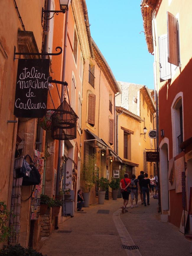 去年イタリアに個人旅行で行って以来、個人旅行の楽しさにどっぷりとはまり。今年はシルバーウィークに南フランス、ストラスブール、南ドイツへ行ってきました。南フランスではゴルドやボニューなどのリュベロン地方の美しい小さな村を、南ドイツではヴュルツブルクと再訪を夢見ていたローテンブルクを訪れました。<br /><br />季節は大好きな秋。<br />まだ紅葉には早いのかなと思いましたが、ドイツでは朝晩と冷え込み、木々が黄色く色づき始めていました。すでに葉が散り始めている木もあり、黄色い絨毯の上を歩きながらの散策は忘れられないすばらしい思い出です...♪<br /><br />南フランスは日中は暑いけど朝晩は肌寒いくらい。でも秋のひんやりとした空気と石造りの街がマッチしていて素敵！冷たい空気の中の朝焼けと夕焼けもいいですよね＾＾そしてワインのおいしい南フランスは、ブドウの収穫前！たわわに実ったぶどうたちが揺れるブドウ畑のきれいなこと！<br /><br />今回は、宿泊場所にもこだわって。<br />新婚旅行で初めてローテンブルクを訪れて街のかわいさやタウバー渓谷の美しさに一目ぼれ後、ローテンブルクのことを調べる中で出会った&quot;ブルクホテル&quot;。いつか宿泊してタウバー渓谷を眺めながらのんびりしたいという願いも叶いました。感無量...!<br /><br />南フランスからドイツまで、ヨーロッパ個人旅行2度目の私にとっては中々の大移動！電車遅延に見舞われながらも無事目的地にも到着。旅行の楽しみのうちの一つ、車窓からの美しい風景も楽しみました♪<br /><br />まだまだ訪れたい場所がたくさんのフランス＆ドイツ、また行きたいよー！<br /><br /><br />□9月19日（土）：上海経由、パリへ。<br />　　　　　　　　 パリ&quot;アドリアティックホテル&quot;泊。<br />□9月20日（日）：パリからアヴィニョンへ移動。アヴィニョン、ヴィルヌーヴ・レザヴィニョン観光。<br />　　　　　　　　 ヴィルヌーヴ・レザヴィニョン&quot;Maison Orsini&quot;泊。<br />■9月21日（月）：リュベロン地方（ゴルド、ルシヨン、ボニュー、ルールマラン）、アヴィニョン観光。<br />　　　　　　　 アヴィニョン&quot;Le Limas&quot;泊。<br />□9月22日（火）：ポンデュガール、レボードプロヴァンス観光。ストラスブールへ移動後、ストラスブール観光。<br />　　　　　　　　 ストラスブール&quot;カテドラル　ホテル&quot;泊。<br />□9月23日（水）：ストラスブール観光。ストラスブールからドイツ・ローテンブルクへ移動後、ローテンブルク観光。<br />　　　　　　　　 ローテンブルク&quot;ブルク　ホテル&quot;泊。<br />□9月24日（木）：ローテンブルク観光。<br />　　　　　　　　 ローテンブルク&quot;ホテル　ヘルンシュロッシェン&quot;泊。<br />□9月25日（金）：ローテンブルク観光後、ヴュルツブルクへ。ヴュルツブルク観光後、フランクフルトへ。<br />　　　　　　　　 フランクフルト&quot;The Pure&quot;泊。<br />□9月26日（土）：フランクフルト発、上海乗継で日本へ。<br />□9月27日（日）：帰国