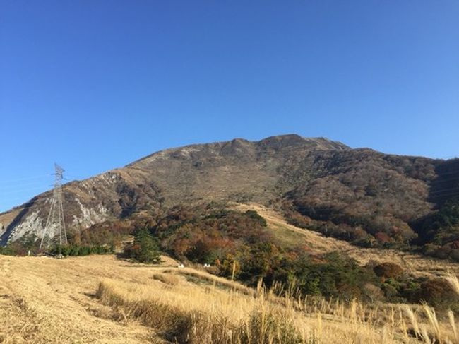 今回はまだ登頂していない滋賀県の伊吹山に行きました。<br />標高もそれほど高くなく、３時間半ほどで山頂に行けるようなので<br />紅葉を見たいのもあり昨日急に登る計画をしました。<br />名古屋を６時過ぎに出発。一宮から高速に乗り約１時間半で到着。