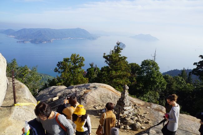 天気が良かったので、宮島に寄っただけだったのですが、ちょっとした弾みで弥山にプチ登山してしまいました。宮島は平清盛が造った厳島神社が中心と思われていますが、そのルーツは古来より霊山とされてきた弥山。そして、その弥山は、山頂の奇岩に瀬戸内海を見下ろす絶景の魅力は今でも宮島の誇り。宮島は弥山を見ないとその真価は分からない。その思いを新たにすることになりました。<br /><br />宮島の商店街をぶらぶらした後、紅葉の始まった紅葉谷に入りまして。奥に進んでいるうちに、そのまま弥山山頂まで登るコースの入口に来てしまうと、どうせだったらまだ歩いていない登山コースにチャレンジしてみるかと軽い気持ちで登りはじめました。<br />危険は感じませんが、急な石段が何か所もあって、意外に体力の要る山登りになりました。距離は2キロほどなのですが、途中の休憩も入れれば、ほとんど2時間近くかかったと思います。それなりの覚悟をした方がいいでしょう。帰りはロープーウェイで降りました。