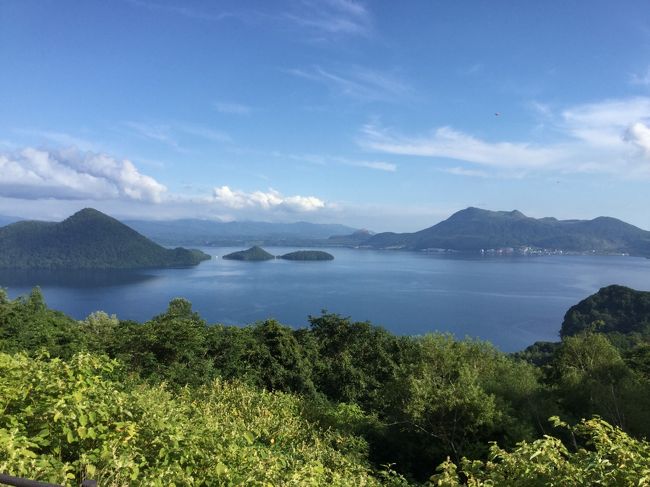 車を走らせると洞爺湖が見えてきた。静かな湖に中島が浮かんで綺麗な景観を映している。外側に羊蹄山が雲の合間から望ませていた。<br /><br />