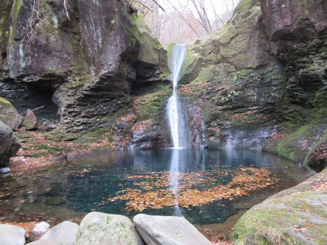 口コミスポットに登録されていないので、旅行記に載せました。<br />場所は矢板から山道を延々と走ります。駐車場から滝までの距離は短いですが、足元が悪い沢を歩きます。<br />場所は分かりずらいです。「山の駅たかはら」で確認した方がいいでしょう。<br />そんなに大きい滝ではありませんが、迫力はあります。あと、熊が出没するので一人の時は長居しない方がいいと思います。