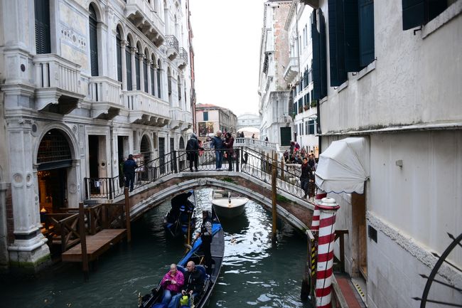 １３年ぶりに、２度目のイタリア旅行、ミラノに続いては定番のヴェネツィア。１０月～１１月のイタリアは雨の多い時期というが快晴に恵まれずいぶん得をした気になった。水上バスでサンマルコ広場近くに到着、早速街歩き開始。<br />