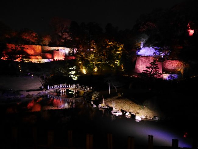 金沢城公園に新しく再現された玉泉院丸庭園では毎週金曜日・土曜日の夜、園内を夜間開園しています。<br />和楽器の演奏に合わせて照明の色が変わり、夕刻から夜更けへの移り変わりや四季を表現した演出がおよそ7分ほど行われ繰り返されています。<br /><br />また土曜と祝日の夜限定で走るライトアップバスは主要なライトアップされている観光地を巡回していて、橋場町で下車する人は観光ガイド「まいどさん」の案内つきで、約30分のひがし茶屋街散策が楽しめます。