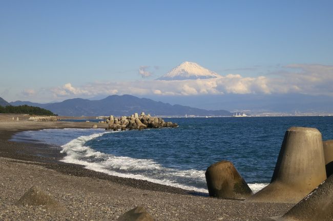 金曜日、土曜日と富士山の旅に行ってきました！<br /><br />毎日なんだか余裕なく生きているのに疲れまして（笑）<br />心に響く景色を見たくてネット検索をしていたのですが<br />イマイチどこもピンとこないな～と思っていたところ、<br />目を引いたのが日本平ホテルから眺めた富士山の姿の写真でした。<br /><br />いいな～、こんな景色を眺めたい～！<br />ホテルの部屋から広々とした景色と富士山を堪能してみたい～！！<br />と、思ってしまったんですよね（＾＾；）<br /><br />いつもならこの金額をホテル代に払うようなセレブじゃないんですが<br />一度だけ行っちゃおうかということになりました。<br /><br />でも、富士山って見られない日が多いんですよね。<br />すぐ近くの町に行っても全く姿が見えないこととかも経験してます。<br />だから今回の旅も駄目元の心構えで臨みました。<br /><br />旅行記が長くなってしまいましたので、<br />1日目と2日目に分けて掲載します。