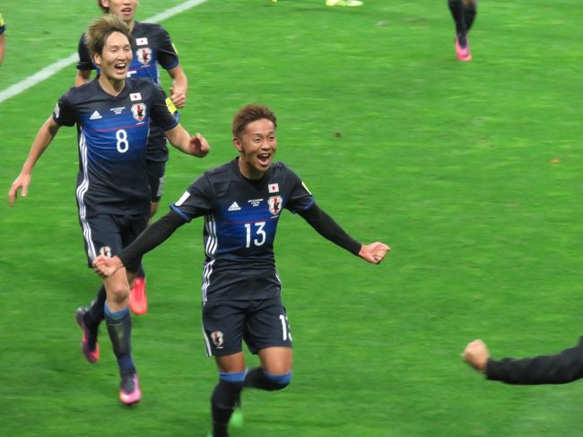 表紙の写真は、先制点となるペナルティキックを<br />決めた清武選手が日本代表ベンチに向かって<br />走っていく様子です。(ズームありです。)<br /><br />11月15日(火)ロシアW杯アジア最終予選 <br />日本VSサウジアラビアを観戦しました。<br /><br />この日は、どうしても仕事が休めないので日でした。<br />なので、抽選販売の申込みで、ハズレは覚悟で<br />値段の一番高いカテゴリー1(指定席)の座席を<br />申込みしましたが、運よく当選してしまいました。<br />なので、チケットが取れてしまいました。<br />しかも、座席はメインスタンドで、日本代表ベンチ裏<br />9列目の座席(通路側)です。<br /><br />前回、観戦したイラク戦とは違う座席だったこともあり<br />色々な写真が撮ることが出来ました。<br /><br />前回のイラク戦に引き続き、日本代表が勝利する試合を<br />観戦できました。<br /><br />