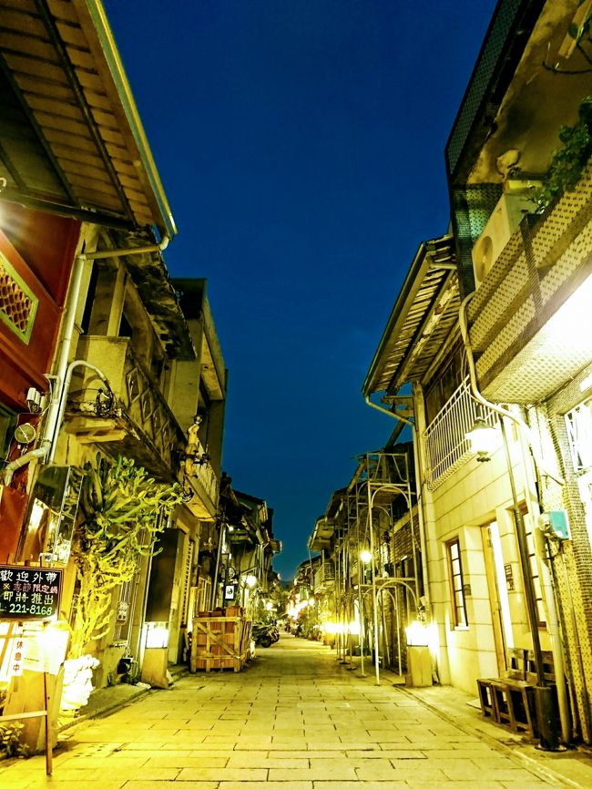 台南は3年ぶり。<br /><br />市街地の主だったスポットは前回訪れた時に自転車を漕ぎまくって見て廻ったので、今回は郊外をメインに原付で走り回ります。<br /><br />でも、台南初日はホテルの自転車を借りて安平地区へ。<br />リピートしてみたい場所をいくつか訪れました。
