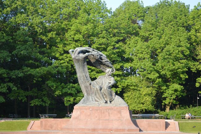 ワルシャワ後編はワジエンキ公園からスタートです。ここの巨大な像はショパン探訪に欠かせません。公園自体も大きくて、都会の中の憩いの場となっていました。歩き疲れていましたが、バスに乗って偶然ワルシャワ蜂起の大掛かりな像のあるショパンゆかりの場所を訪ねることができました。<br /><br />中央駅横にあるショッピングモールはポーランド富裕層の勃興を垣間見られる場所でした。翌日はショパン博物館見学。11時開館は遅いのですが、朝の旧市街を散歩するのも気持ちがいいものです。一番見たかった展示物は残念ながら見られませんでしたが、目的が達成できて満足です。<br /><br />今回のBGMはショパン若かりし頃の作品ピアノ協奏曲第1番2楽章。奏者は日本で人気を誇るポーランド出身のツィマーマン。この映像の横顔はショパンに似ている気がします。<br />https://www.youtube.com/watch?v=Cr6rdBfIlw8