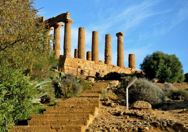 今回の旅の目的は、シチリア島に残るギリシャ、ローマの遺跡を訪ねること、エトナ山を眺めることでした。シチリア島での５日間は晴天、快適な旅となりました。海産物を中心とした食事は大変美味しく、ボリュームも満点。１人分を２人でシェアして十分な量がある。<br />１．行程<br />　②　Roma～Catania～Agrigent<br />　③　Agrigent～Piazza Armerina ～Sicilia Outlet～Linguaglossa<br />　④　Linguaglossa～Etna～Siracusa<br />　⑤　Siracusa～Catania<br />　⑥　Catania～Roma<br />２．世界遺産<br />　・アグリジェントの遺跡地域（１５６）<br />　・ヴィッラ・ロマーナ・デル・カサーレ（１５７）<br />　・エトナ山（１５８）<br />　・シラクーザ（１５９）<br />　・カターニア（後期バロック様式の町々）（１６０）<br />３．美術館、博物館<br />　・アグリジェント州立考古学博物館<br />　・ベッローモ宮州立美術館<br />４．ロマネスク教会（遺跡）<br />　・サン・ニコラ教会（アグリジェント）<br />５．走行距離　　６６０キロ　（オペル）<br />日が短くなってきているので、早めにホテルに着くことを心がける。今回の走行距離は少なめ。高速道路は快適だが、道幅がやや狭く、傷んでいるところもある。高速道路の建設も含め、いたるところで工事中。街中での駐車が少々やっかい。<br />