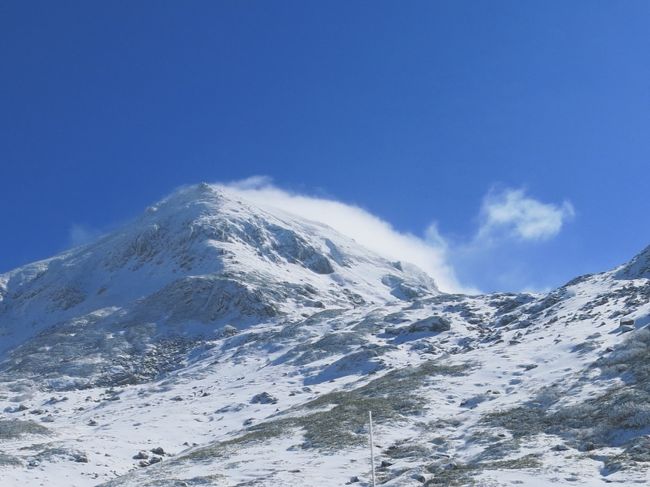 急遽、立山に行くことにした。<br />以前から行きたい山の一つだった立山連峰。<br />夏と秋のハイシーズンを見事に逃し、半ばやけくそで11月の頭、飛び石連休を連休にして行程を組む。<br /><br />この時期の山の具合をみくりヶ池温泉に尋ねると、<br />「一番、何もない季節です」だと(笑)<br />紅葉はとうに終わり、雪景色にしても不充分ということらしい。<br />ただ、それだけに空いていると。これは行かなきゃ！行かない手は無い！と、混雑嫌いの我々は即決。<br /><br />結果、今シーズン初の見事な雪景色に出会えた。