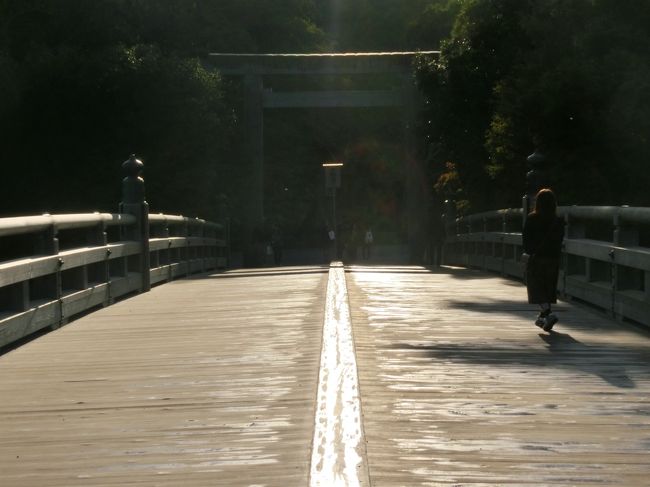 久しく、お伊勢さんに行っていないので、お伊勢参りと伊勢志摩観光に、ぱぱさん・ままさん・むすめさん・おばあちゃんの家族４人で1泊旅行です。<br />