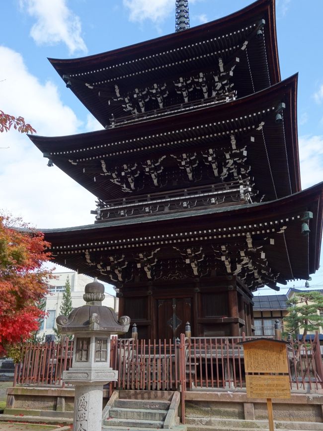 飛騨高山の古い街並み世界遺産白川郷、さらに「君の名は」の聖地巡礼の旅です。<br /><br />1日目<br />飛騨高山の国分寺へ、紅葉がはじまっていました。<br />本堂は室町時代の建築。樹齢1250年以上といわれる大イチョウ、飛騨地方唯一の三重塔、本尊には薬師如来坐像等が安置されてます。<br /><br />続いて、古い街並みをぐるっと回って、飛騨牛を堪能。<br /><br />中橋から高山陣屋へ、本日入場無料で「囲碁の対戦」をしていました。<br /><br />山桜神社から日枝神社へ。日枝神社の御朱印は、中橋近くの分社でいただけます。<br /><br />飛騨天満宮、飛騨総社、櫻山八幡宮をめぐり、高山祭屋台会館へ。外国のツアーの方が多いです。<br />ロシアから来たツアー客に囲まれてしまいました。<br /><br />やよいそば、かるく食事。<br /><br />飛騨高山美術館へ、closeしていました。テディベアエコビレッジの割引券があったので行こうかな<br />と思いましたが、遅くなったので、今日はそのままホテルへ<br /><br />2日目<br />バスツアーで白川郷へ。お客さんは、ほとんど外国の方でした。中国、ロシア、スペイン、シンガポール、台湾など日本人は<br />私を含めて、３名くらいでした。ツアーガイドは、香港出身の方でした。日本さらに飛騨高山大好きだそうです。<br />ツアーのガイドは、ほぼ英語＋日本語は英語の内容の1/3くらいです。ガイドの方は、昨日古川へ行って、結を手作りしていたみたいです。「君の名」は有名みたいです。<br />（白川郷の滞在２時間で、4,700円のツアーでした）<br /><br />バスで１時間。まず、9時に城山展望台から白川郷の全貌を確認。<br />山の頂上はうっすらと雪をかぶっていました。<br /><br />せせらぎ公園駐車場から、白川郷へ。長瀬家、神田家、和田家へ。歩きながらみたしだんごをいただきました。<br />お食事処のけやきで、飛騨牛のコロッケと甘酒で休憩です。<br /><br />白川八幡神社へいき、どぶろく祭り館へ。観光用ビデオを鑑賞後、館内をまわって、最後はどぶろくをいただきます。<br /><br />駐車場へもどって11時です。飛騨高山駅には、12時過ぎには到着しました。<br /><br />飛騨高山駅から古川までは、特急で10分強です。富山へ向かい外国人観光客が多いですね。<br />特急で１駅、普通で３駅です。<br /><br />飛騨古川は、古川駅を眺められる歩道の上へ。そして、円光寺、白壁土蔵街。<br /><br />飛騨市図書館（駅から徒歩5分）を経て、気多若宮神社へ（徒歩15分）。「君の名は」聖地巡礼の人がたくさんおとづれています。<br /><br />飛騨高山に戻り、cafe楓でお茶をして１日終了です。