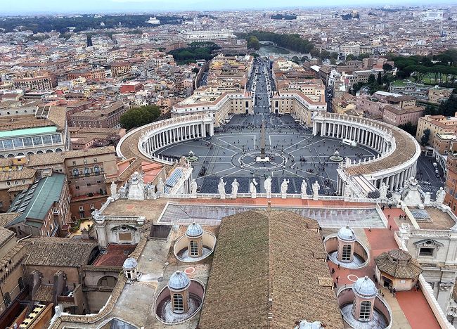 今回のローマ観光は、添乗員なしの旅行を選択しました。<br /><br />添乗員付きのツアー観光だとどうしても自分の望み通りにはなりません。<br />この場所は興味ないからと省いたり時間を短くしたりできません。逆にここは興味があるからといってジックリと観賞することもできません。<br /><br />一方で、トラブルがあった場合の対処に関しては専門の知識があり添乗員がいれば適切な対応してくれるので安心です。<br /><br />私は添乗員なしのメリット、デメリットを考えた上で、今回初めて添乗員なしのフリープランでの観光を決定しました。<br /><br />もっとも、今回のプランはアリタリア航空直行便でローマ1ヶ所滞在だったので飛行機の乗継ぎや都市間の移動もなく初めてのフリー観光向きでした。<br /><br />旅行の内容は、家族の意向でカラヴァッジョの絵画鑑賞が中心です。<br /><br />日程は、<br />11月4日<br />　成田空港　14:10発<br />　↓　アリタリア航空　AZ785<br />　フィウミチーノ空港　19:00着<br />　↓<br />　ホテル　サン・レモ<br /><br />11月5日<br />　ヴァチカン市国・聖年の扉<br />　↓<br />　サンピエトロ大聖堂・クーポラ<br />　↓<br />　サンタ・マリア・デル・ポポロ教会<br />　↓<br />　サン・ルイージ・デイ・フランチェージ教会<br />　↓<br />　サンタ・ゴスティーノ教会<br />　↓<br />　ナヴォーナ広場(<br /><br />11月6日<br />　トッレ・アルジェンティーナ広場<br />　↓<br />　パンテオン<br />　↓<br />　聖イグナチオ教会<br />　↓<br />　ドリア・パンフィーリ美術館<br />　↓<br />　エマヌエーレ２世記念堂<br />　↓<br />　ボルゲーゼ美術館<br /><br />11月7日<br />　コロッセオ<br />　↓<br />　フォロ・ロマーノ<br />　↓<br />　スペイン広場<br />　↓<br />　トレヴィの泉<br /><br />11月8日<br />　サンタ・マリア・マッジョーレ教会<br />　↓<br />　フィウミチーノ空港　15:00発<br />　↓<br />　成田空港　11:45着<br /><br />です。