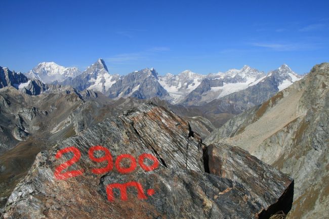 スイス・イタリア国境にあるグラン・サン・ベルナール峠から、グラン・シュナレット(２９００ｍ)とポワント・ドゥ・ドンヌ(２９５０ｍ)の２峰に登ります。写真はグラン・シュナレット山頂からの景色です。