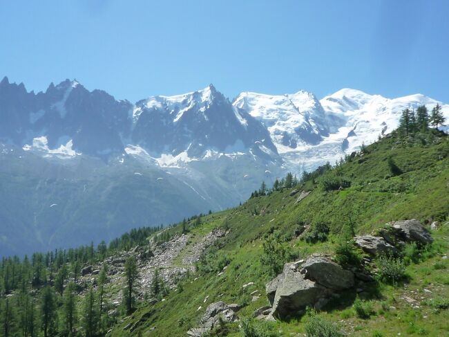 フランス、イタリア、スイスを巡るモンブラン一周ルート（ＴＭＢ）。<br />ドリュ西壁、ミディ針峰、モンブラン、フレネイ中央岩稜、ブランドジョラス、たくさんの物語を生んだ山々を見ながら歩く山旅。<br /><br />シャモニーからベニの谷を越えてイタリアのクールマイユールへ。<br />クールマイユールからフェレの谷を越えてスイスへ。<br />スイスからバルム峠を越えて再びシャモニーへ。<br />谷に花が咲き乱れる季節は少し過ぎてしまったが僕らにはそれでも十分だ。<br />二人が若ければ途中の谷から分岐する、あちらの峠、こちらの山、夢のようなたくさんの旅ができるだろう。<br />だが、僕らはもう年を取りすぎてしまった。<br />何はともあれ、モンブランを間近に望める場所に来れたことを喜ぼう。<br /><br />＜・・・・・＞夫の言葉<br />≪・・・・・≫妻の言葉<br />（・・・・・）二人以外の言葉