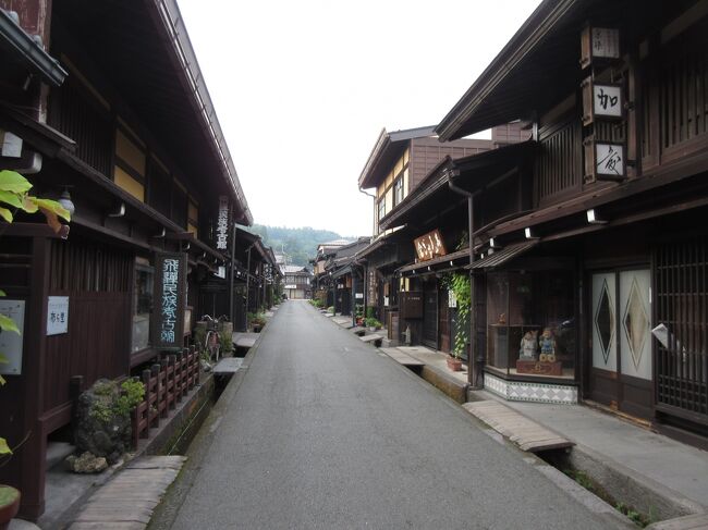 　東京を朝早く出発し、新潟、長野、富山を、岐阜を巡る準メジャ－の旅です。なお１番の目的は「おわら風の盆」でした。<br />　旅行の（１）は、新潟から長岡、、野沢温泉をへて白馬で宿泊。翌日は、糸魚川街道を通り親不知・子不知、魚津、滑川、富山市の観光地の見学でした。<br />　旅行の（２）は、魚津の金太郎温泉で休息し、深夜の「おわら風の盆」を見学しました。その後、早朝の飛騨古川と飛騨高山を観光し、平湯で一風呂浴び、サラダ街道で買い物をして諏訪大社上社本宮を参拝。昼には山梨の白州で、サントリ－とシャトレ－ゼの工場を見学し帰路に。<br />　皆さんが見学する時間が違うので、あまり参考にならないかもしれませんが。