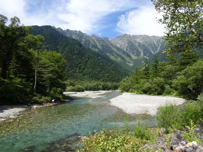 ガイドブックにあるような綺麗な景色を自分の目で見たいと思い、上高地に行ってきました。普段は山とは全く無縁の生活を送っており、運動もしていません。それでも、せっかく上高地に行くのだから、登山装備なしで行けるところは全て歩きたいと思い、がっつりハイキングしてきました。<br />　１日目：アルピコ交通さわやか信州号（大阪発）にて車中泊。<br />　２日目：河童橋→明神→徳沢→横尾→徳沢→明神→河童橋→田代橋→河童橋（約２１ｋｍ）<br />　３日目：河童橋→田代橋→大正池→田代橋→河童橋（約７ｋｍ）、さわやか信州号にて帰宅。