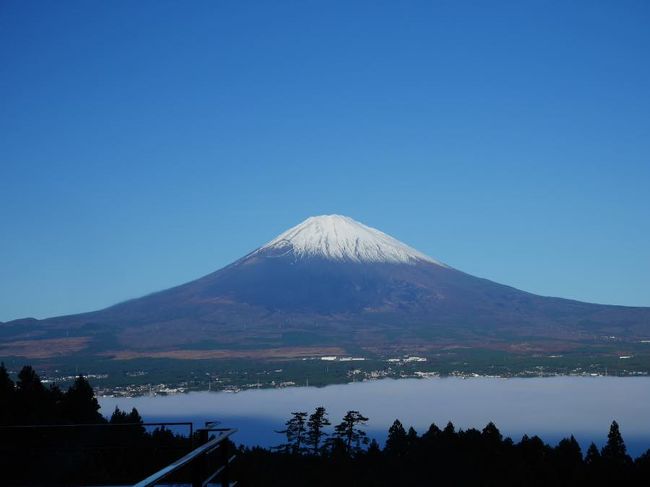 さて・・・２日目の朝。<br />朝は５時起き。<br />錦織VSジョコビッチのツアーファイナルの準決勝戦を期待しながら テレビ観戦。<br />結果は皆さまもご存じの通り。<br />朝からテンションも下がり、お風呂へ。<br />するとロビーから見えたのはこんな景色！<br />おどろきーーー！！！<br />昨日の夜はロビーの窓からは暗闇しか見えなかったのに！