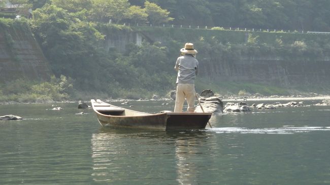 前日に大正から昭和まで下り、翌日はその続き。昭和から下を下ります。<br />この区間にまだ大河の片鱗は余り感じられません。<br />しかし、南に開けていることや周囲の山が低くたおやかなので開放感ある川下りが楽しめます。<br /><br />また集落の「川港」には川船が結わえてあります。<br />そして川漁をいまでも行っています。<br />そんな光景をいくつか目にしました。<br /><br />いったい何をこの季節には獲っているのか、探ってみました。