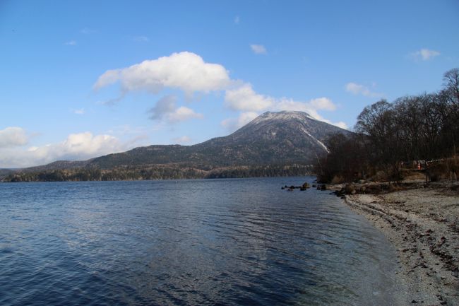 釧路から阿寒湖へ。阿寒アイヌコタン、阿寒湖温泉街、阿寒自然遊歩道などを散策。天気が良く、１１月中旬にしては珍しく気温は二桁です。上着を着ていると暑いぐらいで、途中から上着を脱いで散策。<br />表紙は阿寒湖畔から見た雄阿寒岳