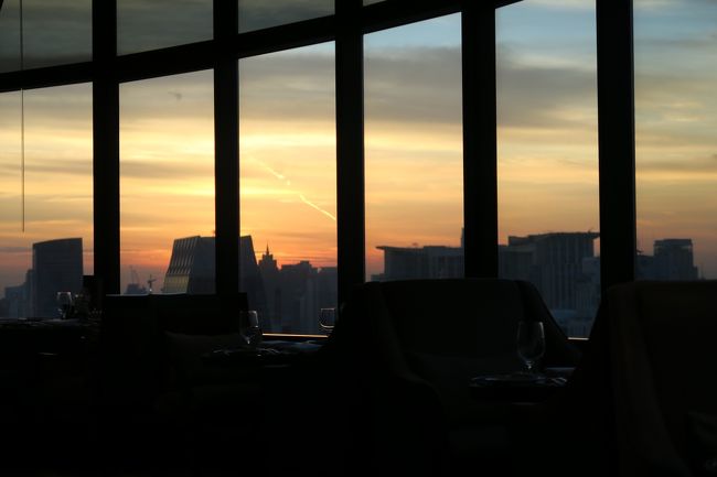 DIA達成後のご褒美フライト第二弾、アジア周遊です。<br /><br />これまで貯めたマイルを使い、お得にかつ贅沢にビジネスでアジア周遊(63000マイル＋9990円＋700THB）を発券し、実際に乗ってみました。特典C、目的地はシンガポールとなります。特典ルールで往路・復路で乗継は2回ずつ可能（但し同じ場所は経由できない）、往路でNHD-KUL-BKK-SINとし、クアラルンプールとバンコクで24H以内で降機します。復路はSIN-HKG-NGOとし香港でStopOverすることにします。復路は来年どこでで乗ることにし、とりあえず1年後の日程で発券しています。<br /><br />復路が来年なのでシンガポールから帰ってくる為に、PP単価の良いKUL発券を正月休みから始める2017年DIA修行と絡めてみました。シンガポールからクアラルンプールまで何とか行かなくてはいけませんので、片道でもCが安価なマレーシア航空を使って繋ぐこととしました。<br /><br />又、国内は24H以内なら2カ所まで乗継できるルールも活用し、NGO-CTS-HNDと札幌経由で羽田へ行きます。更に、KUL発券分は国内分は今年のPP単価はもう関係無いのでまだ行ったことが無い石垣へ行くことにしました。ちなみに来年の修行はKUL発券の日本発を沖縄とすることでPP単価を稼ぎつつNGOからの当日折り返しできるという修行での利便性を確保しています。<br /><br />ごちゃごちゃ言ってますが、とりあえず今回の9レグ一覧<br /><br />No.Date	便名	Start-End	種別<br />1.11/16	NH4835	NGO-CTS	特典Y<br />2.11/16	NH4732	CTS-HND	特典Y<br />3.11/17	NH885	HND-KUL	特典C<br />4.11/17	TG416	KUL-BKK	特典C<br />5.11/18	TG413	BKK-SIN	特典C<br />6.11/20	MH604	SIN-KUL	ビジネス<br />7.11/20	NH886	KUL-HND	KUL発券H<br />8.11/21	NH89	HND-ISG	KUL発券国内<br />9.11/21	NH580	ISG-NGO	プレ28<br /><br />バンコクで1泊、シンガポール２泊、クアラルンプールはトランジットのみ<br /><br />さて、どんな旅になったでしょうか？