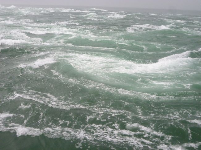 鳴門海峡の渦潮が見たくて淡路島に行ってきました。あいにくの雨でしたが、迫力のある大渦を見ることができて満足でした。