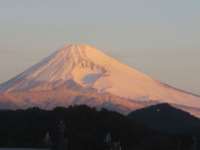 １１月としては、関東地方では５４年ぶりの雪とかですが、東海地方でも雪が舞っていました。<br />そんな中、富士山はすっかり冬景色に変貌して綺麗な姿を見せてくれました。<br /><br />今日は朝から晴れ渡り、寒空にきりっとした富士山の姿を見る事が出来ました。