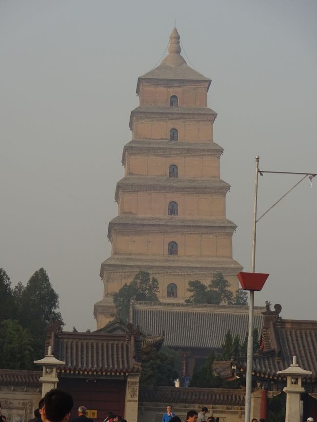 １１月３日～６日まで中国の悠久の古都、西安に行ってきました。<br />最大の目的でもある兵馬俑鑑賞後、昼食を終えて西安市街にもどってきました。<br />PM2,5の影響かスモッグか…晴天とは言えない西安市内を観光します。