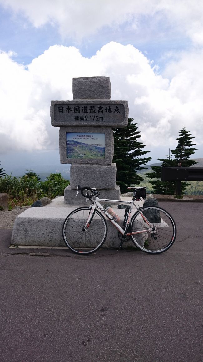 ロードバイクで小旅行に行きたいと思って調べていたら「自転車乗りなら行っておきたい場所」として紹介されていたのが群馬県と長野県の県境である渋峠。その道中には全国国道最高地点があるとのことで、迷わず行くことにしました。<br /><br />ロードバイクは分解して電車に積むことができるので、<br /><br />一日目<br /><br />大阪から軽井沢まで在来線と新幹線で移動<br /><br />軽井沢～草津温泉 サイクリング<br /><br />草津温泉にて宿泊<br /><br />二日目<br /><br />草津温泉～渋峠～飯山 サイクリング<br /><br />飯山から大阪まで新幹線で移動<br /><br />というスケジュールとしました。<br />