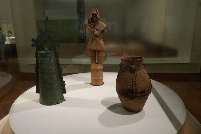 上野の東京国立博物館(東博)の本館2Fには「日本の美の流れ」と題して日本で古代から作られてきた品々が展示されている。縄文式土器から始まり、弥生式土器など、古墳時代等々、時代を追って展示がなされている。<br /> 縄文式土器や弥生式土器、銅鐸などは日本の美の原点に位置するものである。ここには展示されてはいなかったが縄文式土器である火焔式土器はその最たるものであろう。あるいは、中国・秦の始皇帝陵を守る兵馬俑と比べれば、時代は下がるにも関わらず、古墳時代の埴輪は幼稚な感を否めないが、1点だけある国宝 埴輪は丁寧に作られていようか。<br /> また、中間に国宝室があり、正に国宝が展示されている。もし、東博の所蔵品であれば写真撮影が可能である。<br />(表紙写真は縄文式土器、銅鐸、埴輪)