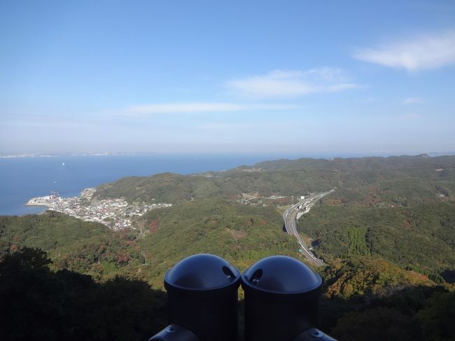 日帰りで気軽に登れる山、鋸山のハイキングを楽しんできました。鋸山の後は、養老渓谷へ。川沿いの散策には、いやされました。<br /><br />房総半島は、まだ色づき始めといったところでしたが、天気もよく、心地よい運動になりました。<br />