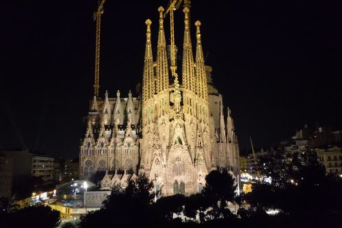 ちょい住みバルセロナ １ 暮らすように滞在するカタルーニャの休日 ライトアップされたサグラダファミリア教会を眺めるホテルの部屋で乾杯 バルセロナ スペイン の旅行記 ブログ By Tkさん フォートラベル