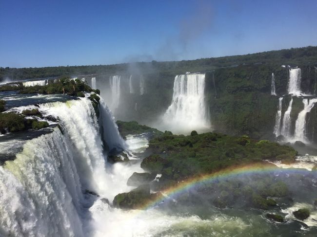 イグアスの滝はアルゼンチン側とブラジル側の二方向から見れます。<br />アルゼンチン側では水を感じ<br />ブラジル側は全体を感じる。<br />同じイグアスの滝でも表情が違う様です。<br /><br />ブラジルはビザが必要です。<br />数時間滞在の為だけにビザを取るのは<br />いかがな物かと思いましたが<br />苦労して取った甲斐がありました。