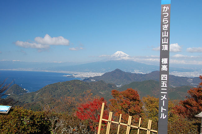 先週例年では考えられない降雪。<br />低山ロングトレイルにしても凍結やドロドロがイヤだし、逆に富士山がきれいに雪化粧しただろうなと思い軽くハイキングに行くことにしました。<br />軽めのハイキングというと何か別の楽しさをつけたくなるのが心情、やっぱり美味しいものに限ります。<br />ということで、何度来ても楽しい沼津に足を運ぶことにしました。ターゲットは前から目をつけていた葛城山。<br /><br />当初は葛城山と発端丈山を歩こうと思っていましたが朝出遅れてしまいました。伊豆の国パノラマパークからロープウェイにのり山頂、そしてそのまま小坂みかん園を経て下ってくる本当にお手軽ルートに変更しました。<br /><br />さらには伊豆長岡の温泉、沼津港での魚介と楽しいひとときを過ごしました。