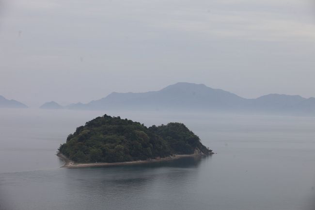 大久野島でうさぎと遊び<br />呉に向かう途中で<br />たまたま寄り道したんだが<br />車で渡れる島巡り<br />大芝島です<br /><br />見る場所によりハートに見える<br />小芝島は偶然だが<br />干潮時は砂浜が現れ<br />もっと綺麗なハートみたいですね<br />空撮にも良さそうだと思ったら<br />呉のプロフェッショナル石田さんが<br />仕事で飛ばしてましたね<br />（過去形？時間軸は未来ですね）<br /><br />牡蠣は偶然でしたが<br />広島で食べるより安く<br />焼き方も安全ですね<br />宇品港で食べた時は<br />店内パンパンと銃声が鳴り響き<br />ちょっと怖かったです