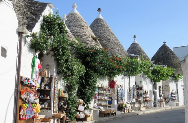 去年の夏に発イタリアでローマ→フィレンツェ→ベネツィア→ミラノを訪れイタリアの魅力にはまり今回は主人の姪と南イタリアへ行くことに決めた。<br /><br />行程はナポリ→アマルフィー→マテーラ→アルベロベッロ→ローマの8泊10日<br /><br />姪のホテル代は私が支払うので去年より宿泊代の予算は低め<br />もちろん節約のためマテーラやアルベロベッロへもチャーターは利用せず<br />4travelとRome2Rioを利用して個人で移動計画<br /><br />このRome2Rioかなり役立ちました。<br /><br />今後旅行計画する方はぜひAppでダウンロードしてみてください。<br /><br /><br />1日目 セントレア→羽田→パリ→ナポリ泊<br /><br />ナポリのホテル→Renaissance Naples Hotel Mediterraneo<br />ルネッサンス・ナポリ・メディティラネ<br />オhttp://www.marriott.co.jp/hotels/travel/napbr-renaissance-naples-hotel-mediterraneo<br /><br />http://4travel.jp/travelogue/11150570<br /><br />2日目 マリネッラ→スパッカナポリ(ソルビッロでナポリピッツァ)→プロチダ島&サンタルチア ナポリ泊<br /><br />http://4travel.jp/travelogue/11166294<br /><br />3日目 スパッカナポリ→サンテルモ城→ナポ<br />リ駅 アマルフィ移動<br /><br />ナポリ→サレルノ→アマルフィ <br /><br />http://4travel.jp/travelogue/11172111 アマルフィ泊<br /><br />4日目 アマルフィ→カプリ島へ <br /> アマルフィ泊<br />http://4travel.jp/travelogue/11172949<br /><br />5日目 アマルフィ→ポジターノ(午前中)<br /><br />http://4travel.jp/travelogue/11174859<br /><br />アマルフィ→ラヴェッロ(午後) アマルフィ泊 <br /><br />宿泊先 hotel Florindina<br /><br />http://www.hotelfloridiana.it/<br /><br />6日目 アマルフィ散策→マテーラへ移動<br /><br />宿泊先 l'hotel in Pietra<br /><br /> http://www.hotelinpietra.it/<br /> マテーラ泊<br /><br />7日目 マテーラ散策→アルベロベッロへ移動<br /><br />宿泊先 Tipico Resort<br /><br />http://www.tipicoresort.it/<br /> アルベロベッロ泊<br /><br />