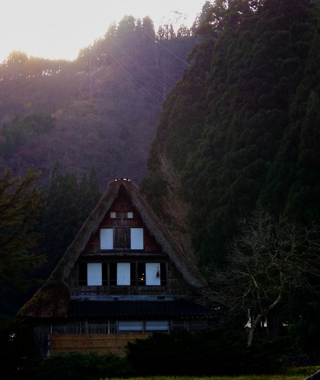 世界遺産の合掌造り集落を訪ね観て 200年前に建てられたお宿に泊まる体験。<br />伝統産業の和紙作り、和紙すきと干支和紙人形の絵付けを体験。<br />更には、観光列車ベル・モンターニュ・エ・メール号に乗って、富山湾のお寿司を食べ、<br />最後は高岡で、螺鈿細工の体験をする。<br />のんびり、充実の体験三昧の旅でした。