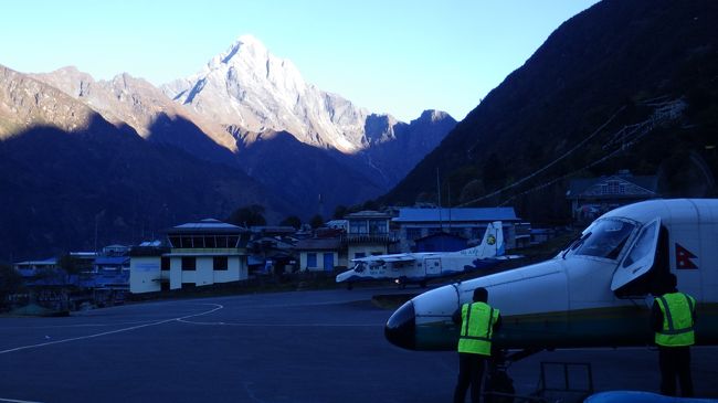 エベレスト（8848M）が見たくて、中部国際空港からソウル仁川空港乗り継ぎカトマンズにその日のうちに到着。<br />１５日　早朝 ５：00ホテルを出、カトマンズ空港から国内線ルクラに一番機で飛ぶ。有視界飛行の為欠航が多くあり、穏やかな早朝を選ぶそうです。ルクラに通じる車道は無く、歩くか１６人乗りの小型機のみ。ルクラ以東モンジョ、ナムチェ、キャンズマ、タンボチェ各ロッチに４泊し4198mまで登り、エベレストを見飽きるぐらい見、８日間雲一つない快晴に恵まれ、予備日でカトマンズのホテルに２泊し観光をしてきました。