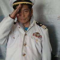 潜水艦の艦長制服で海軍式敬礼
