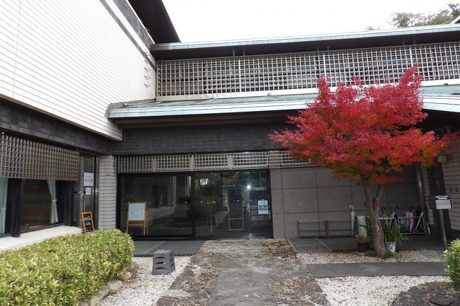 金沢文庫で開催中の「忍性菩薩」展(10月28日(金)~12月18日(日))に出かけてみた。上野の東京国立博物館(東博)でポスターを見たからである。久し振りの金沢文庫となった。<br /> 鎌倉幕府では宋の僧侶は厚遇されたが、日本人の僧侶はそうではなかった。迫害を受けた日蓮聖人、北鎌倉から鎌倉中には入れずに追い返された遊行上人、鎌倉郡までで鎌倉中には入らなかった親鸞上人など。あるいは招かれてもそれを断って永平寺に帰った道元禅師(http://4travel.jp/travelogue/10481663)などもいた。そうした中で、忍性(にんしょう)だけが幕府の庇護を受けた。ここ何年か、その理由を確認して来たが、それが分かるような展示がなされているのかと思っていた。しかし、期待外れであった。<br /> 学芸員に尋ねると、展示スペースも狭く、入館者は仏像を好むものだからそうした展示は省いてあるのだという。それよりも、今年の8月に国宝に指定された金沢文庫の古文書が2万点もあり、この国宝古文書を公開してきたが、今回の展示でも驚くほど多くの国宝古文書が展示されていた。ただし、小さな用紙に解説文が書かれ、「国宝」の文字はさらに小さなポイントの文字で印刷されており、現実には来館者のうち何人が、照度を下げた展示室で、こうした古文書の多くが国宝であることを確認できたであろうか?<br />(表紙写真は県立金沢文庫)