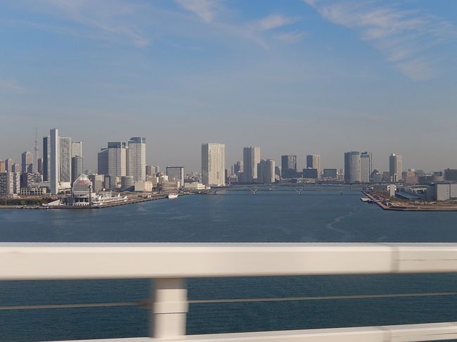 11月30日、東京ビッグサイトの展示会に行くために社用車に乗り午前9時50分頃にレインボーブリッジを通った。<br />レインボーブリッジより豊洲大橋、晴海大橋や東京スカイツリーなどが見られた。<br /><br /><br /><br />*写真はレインボーブリッジから見られた晴海大橋、豊洲大橋、晴海アイランドトリトンスクエア、晴海埠頭公園、晴海客船ターミナル