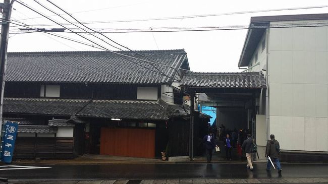 小雨に濡れるやきものの町、岐阜県多治見市。<br />江戸時代後期よりこの地で酒造りを続けている僕が最も好きな酒蔵のひとつ『三千盛』の“酒蔵感謝祭“へ行ってきました。<br /><br />他で類を見ない試飲できる酒全てが純米大吟醸という贅沢な蔵開きは雨が降っているのにもかかわらずもの凄い人で賑わっていて、『三千盛』の新商品“純米ドライ“はじめ“あぺりてぃふ“、“超特原酒“、“超特“、“純米大吟しぼりたて“、“純米大吟にごり“、“純米大吟醸“、“悠醸“、“朋醸“などを飲みつつ酒粕を使った地元の猪肉や野菜、蔵開き名物の焼きチーズなどを食べたり、相変わらずダンディーでカッコいい社長や美人な女将さんはじめ蔵人との会話で盛り上がり、楽しい時間を満喫しました。