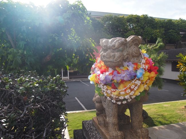 弟の結婚式でハワイへ行ってきました。<br />3泊5日の旅です。<br /><br />一日目は翌日の挙式に着る衣装を購入すること!が第一ミッション。<br />あとはハワイ出雲大社、イオラニ宮殿、カメハメハ大王をぷらぷら観光しました。<br /><br /><br /><br />11/22 22:00発 JL794便 中部国際空港→ホノルル<br />11/22 10:20着<br />(現地時間)<br /><br />12:00 空港出発<br />13:40 エッグスンシングスで昼食<br />14:30 ムームーファクトリーでムームー購入<br />15:30 ハワイ出雲大社<br />16:00 イオラニ宮殿・カメハメハ大王<br />16:30 アラモアナセンター付近で買い物などなど<br />19:00 アランチーノ・ディ・マーレで夕食(席案内は20:00頃)<br />23:00 就寝<br /><br />◆ハワイ旅行 その2 ~早朝ダイヤモンドヘッド登頂、結婚式~<br />https://4travel.jp/travelogue/11194716<br /><br />◆ハワイ旅行 その3 ~ハナウマ湾、潮吹き岩、ドールプランテーション・ハレイワタウン・アリービーチ・この木なんの木、タンタラスの丘~<br />https://4travel.jp/travelogue/11194776<br /><br />◆ハワイ旅行 その4<br />https://4travel.jp/travelogue/11194980<br />